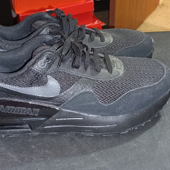 Men's black on black Nike Air Max - Picture 3 of 6